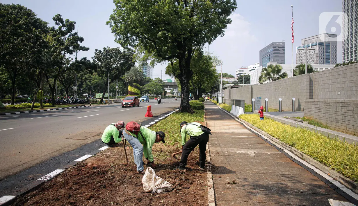 Sebelumnya, trotoar tersebut ditutup dengan besi, barrier, dan kawat berduri sehingga tak bisa dilewati pejalan kaki. (Liputan6.com/Faizal Fanani)