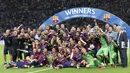 Para pemain Barcelona merayakan kemenangan mereka di laga final Liga Champions 2014-2015 di Olympiastadion, Berlin, Minggu (7/6/2015). Barcelona kandaskan Juventus dengan skor 3-1. (AFP Photo/Lluis Gene)