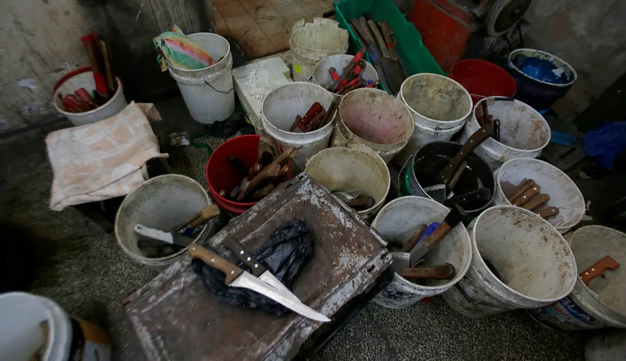 Pisau tajam yang akan digunakan untuk menyembelih hewan kurban dalam perrayaan Idul Adha di sebuah lokakarya di Kota Gaza, 28 Juli 2020.  Idul Adha merupakan salah satu tanggal penting dalam kalender Islam. (AP Photo/Hatem Moussa)