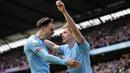 Pemain Manchester City, Jack Grealish (kiri) merayakan gol yang dicetak oleh Kevin De Bruyne pada laga pekan ke-29 Liga Inggris 2022/2023 melawan Liverpool yang berlangsung di Etihad Stadium, Manchester, Minggu (01/04/2023) WIB. The Cityzens menang dengan skor 4-1. (AP Photo/Jon Super)