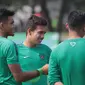 Pemain Timnas U-19, Egy Maulana Vikri, Rachmat Irianto (kiri) berlatih terpisah pada sesi latihan Perdana di Lapangan Legenda Football Arena, Bekasi, Jumat (29/9/2017). Latihan ini untuk persiapan uji coba melawan Kamboja dan Thailand.  (Bola.com/Nicklas 