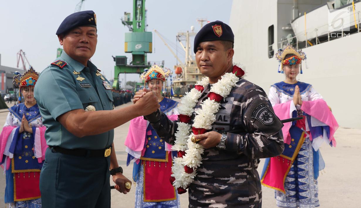 Pangkoarmada l Laksamana Muda, Yugo Margono (kiri) bersalaman dengan Komandan KRI Semarang-594, Letkol Laut (P) Pantun Ujung yang tiba, Jakarta, Jumat (15/3). KRI ini merupakan kapal perang rumah sakit baru milik TNI AL. (Liputan6.com/Helmi Fithriansyah)