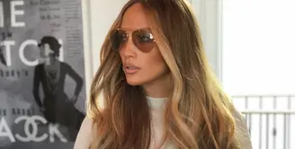 Jennifer Lopez mengaku dirinya tak merokok ataupun minum alkohol. Namun ia sempat tertangkap kamera merokok di ruang publik. (instagram/jlo)