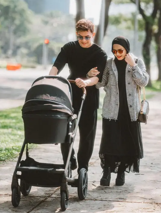 Seperti diketahui, Rey Mbayang dan Dinda Hauw  resmi menjadi pasangan suami istri pada Juli 2020. (Foto: Instagram/@dindahw)