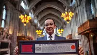 Anies Baswedan menerima penghargaan The Freedom of the City of London dalam upacara khidmat di Guildhall, London, Inggris. (Foto: Threads @aniesbaswedan)