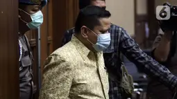 Terdakwa kasus suap penghapusan red notice Djoko Tjandra, Irjen (Pol) Napoleon Bonaparte (tengah) bersiap menjalani sidang pembacaan putusan di Pengadilan Tipikor, Jakarta, Rabu (10/3/2021). Majelis Hakim memvonis terdakwa empat tahun penjara dan denda Rp100 juta. (Liputan6.com/Helmi Fithriansyah)