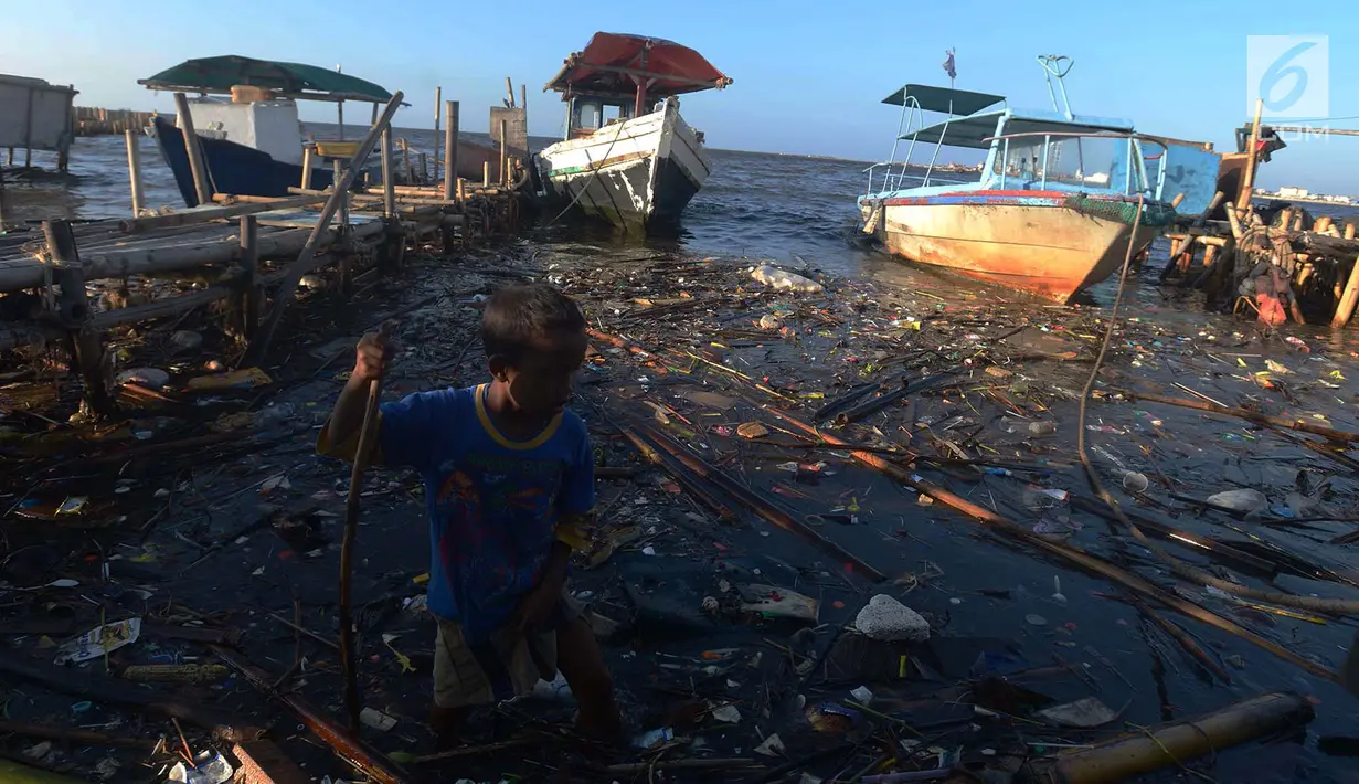 Seorang anak bermain di pinggir laut Muara Angke,Jakarta, Selasa (3/7). Kurangnya pengawasan dari orangtua membuat anak bermain di lokasi berbahaya dan menjadi salah satu faktor tingginya kejahatan pada anak.(Merdeka.com/Imam Buhori)