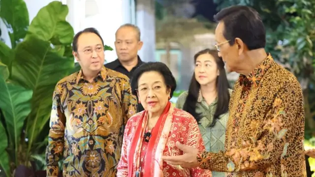 Megawati Soekarnoputri dan Sri Sultan HB X menggelar pertemuan hangat selama 3,5 jam di Kraton Yogyakarta dengan suasana penuh budaya dan kekeluargaan (pdiperjuangan-jatim.com)