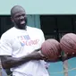 Legenda NBA, Jason Richardson, memberikan pelatihan kepada siswa SMA 82 Jakarta, Kamis (28/3). Kunjungan peraih dua gelar juara kontes slamdunk NBA tersebut merupakan bagian dari rangkaian program Jr NBA. (Bola.com/M Iqbal Ichsan)