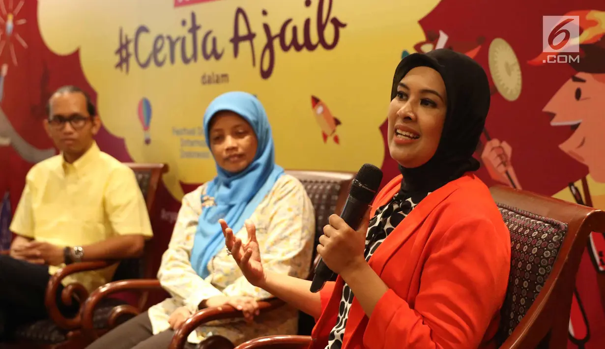 Founder Yayasan Rangkul Keluarga Kita Najelaa Shihab  (kanan) saat jumpa pers Festival Dongeng International 2017, Jakarta, Jumat (27/10). Festival ini akan diselenggarakan di Perpustakan Nasional pada 4-5 november 2017. (Liputan6.com/Angga Yuniar)