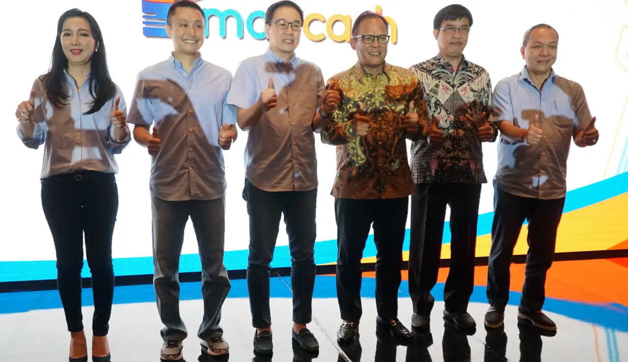 Presdir Astra International Tbk, Prijono Sugiarto (ketiga kiri), Kepala Departemen Industri Keuangan Non Bank OJK, Bambang W Budiawan (ketiga kanan) saat pembentukan perusahaan fintech,PT Astra WDA di Jakarta, Rabu (5/9). (Liputan6.com/HO/Eko)