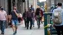 Para pejalan kaki yang memakai masker berjalan di sepanjang Broadway, New York, Amerika Serikat, 25 September 2020. Hingga 25 September 2020, sebanyak 7.005.746 orang di Amerika Serikat terinfeksi COVID-19, dengan 203.240 orang meninggal dunia. (Xinhua/Michael Nagle)