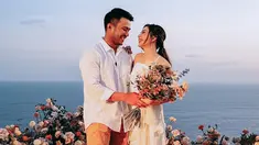 Artis Jessica Mila dilamar Yakup Hasibuan pada 21 Agustus 2022, Bunda. Acara lamaran ini dilakukan di Uluwatu, Bali. Proses lamaran itu diketahui dari unggahan Instagram penyanyi Vidi Aldiano. Vidi merupakan sahabat Jessica Mila dan Yakup Hasibuan. (Instagram/vidialdiano)