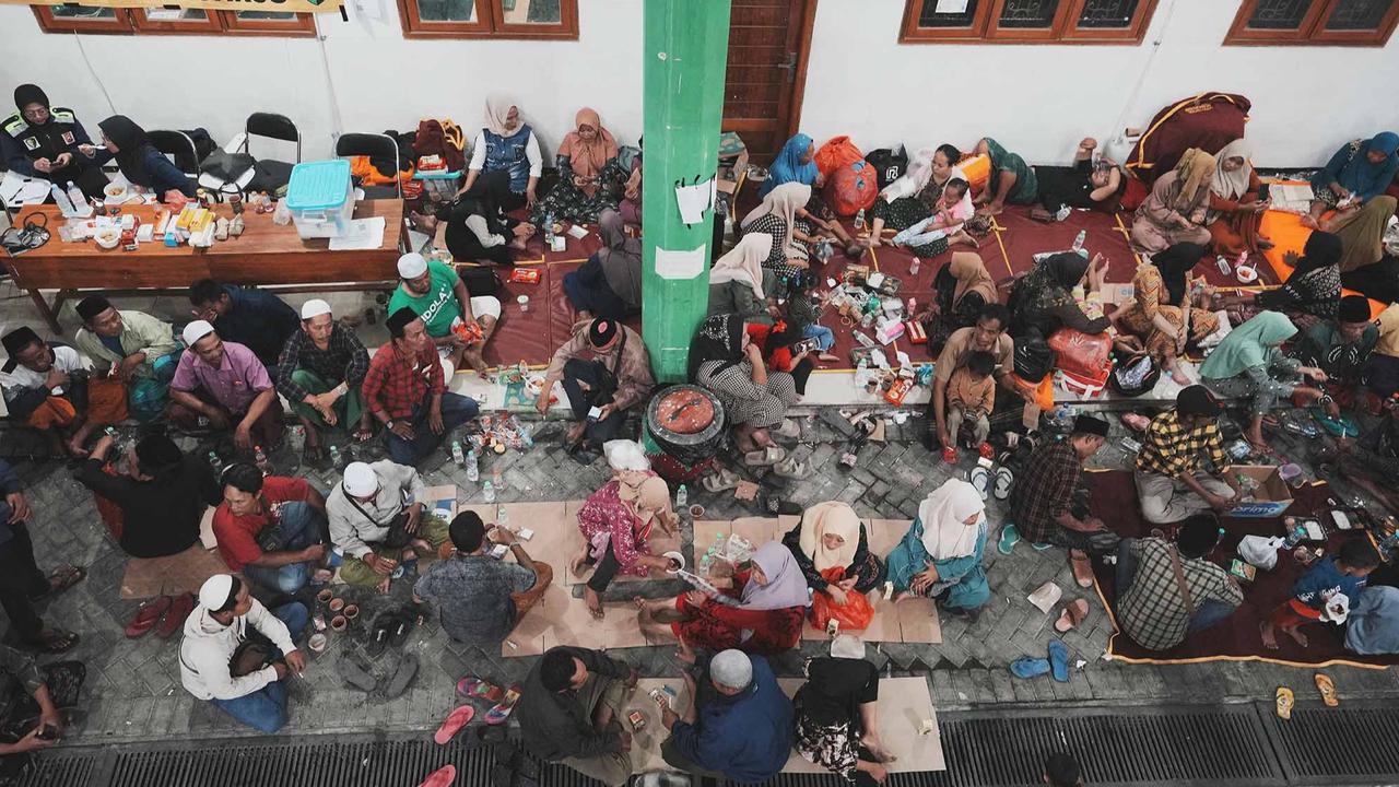 FOTO: Harap dan Cemas, Keluarga Santri Setia Menunggu di Lokasi Musala Ambruk