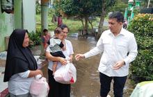 Anggota DPR Ade Rezki Salurkan Bantuan Sembako untuk Korban Bencana Sumbar, Pastikan Layanan Kesehatan Optimal