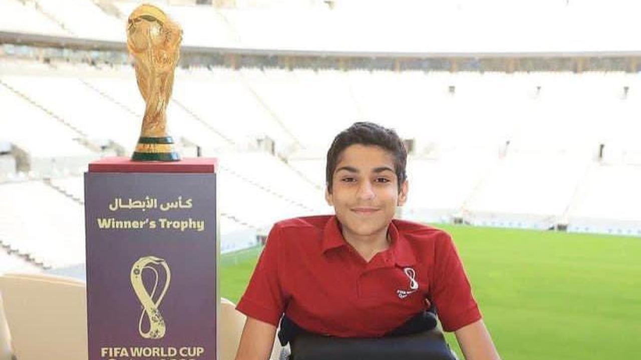 Foto: Ghanim Al-Muftah bersama Trofi Piala Dunia