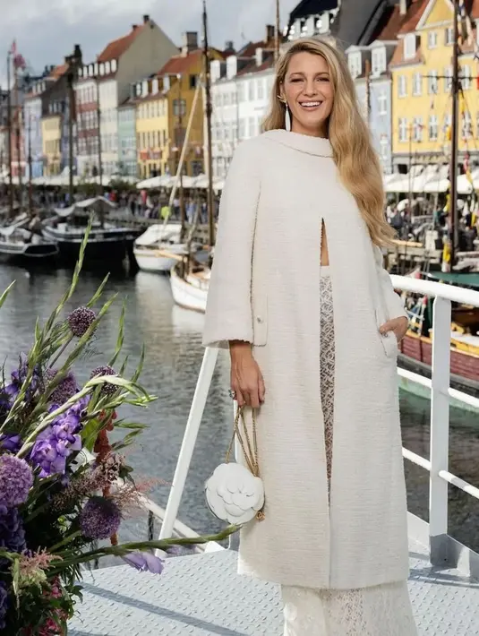 Cantik menawan Blake Lively memadukan rok jaring semi transparan dengan outer lengan panjang dan slit yang membelah dari bagian tengah dada ke bawah. [Foto: Instagram/blakeandryanreynolds]