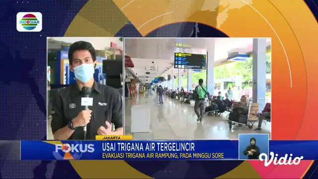 Fokus : Jalan Rusak, Warga Ditandu Ke Puskesmas