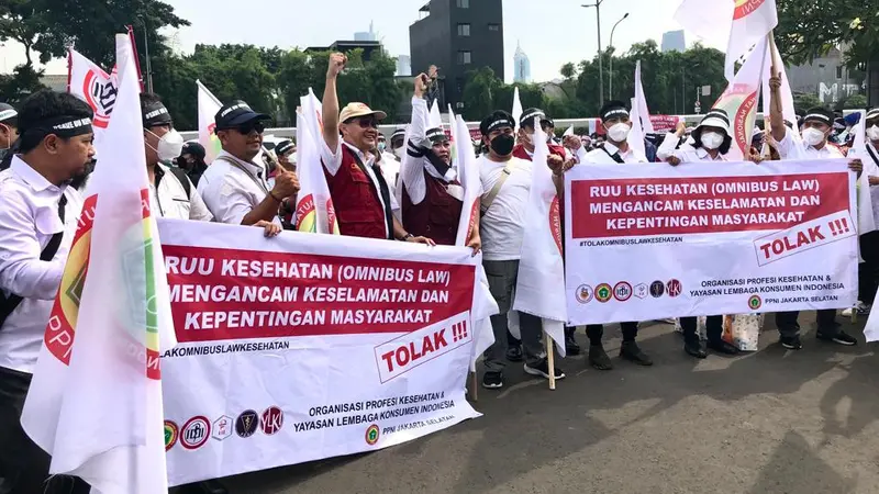 IDI beserta anggota organisasi lain demo atau unjuk rasa di depan Gedung DPR pada Senin (28 November 2022) soal RUU Omnibus Law Kesehatan. (Foto: Ade Nasihudin)
