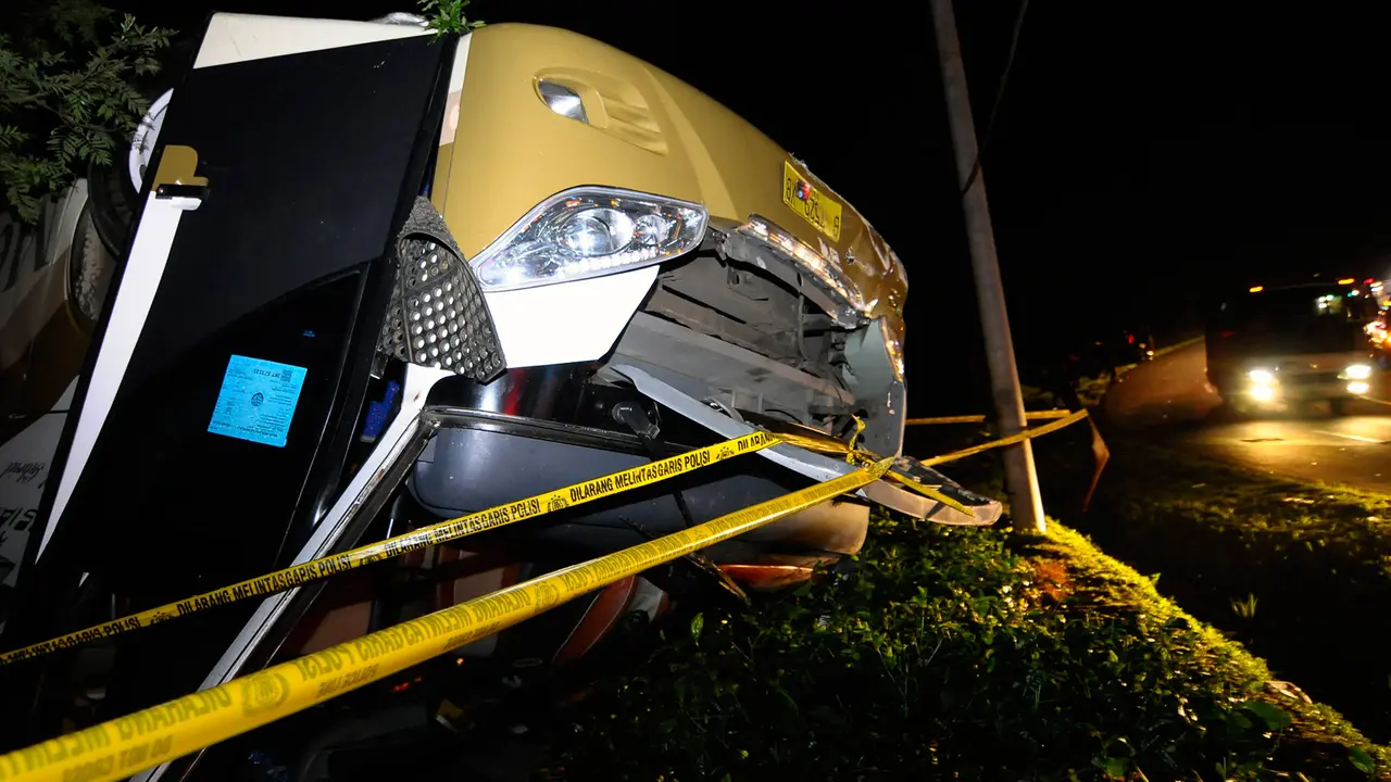 Korban Bus Pelajar Bertambah+Tangis Keluarga Korban - Liputan6 Siang