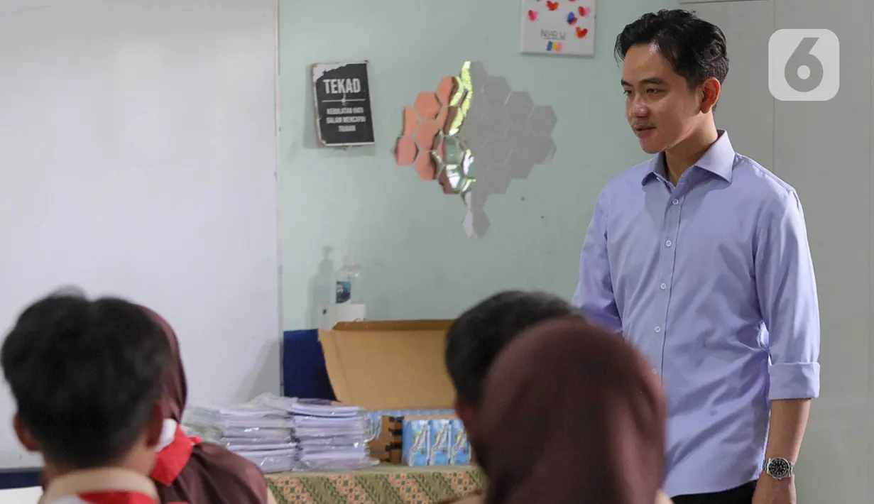 Dalam uji coba tersebut menu makanan yang disediakan yakni nasi, ayam teriyaki, perkedel kentang, sayur capcay, jeruk, dan susu. (Liputan6.com/Herman Zakharia)