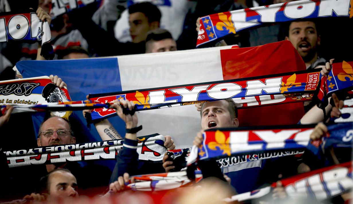 Suporter Lyon bersemangat memberikan dukungan kepada timnya saat bertandang ke Turin pada laga grup H Liga Champions di Juventus stadium, Turin, (2/11/2016). Lyon bermain imbang 1-1 melawan Juve. (AFP/Marco Bertorello)