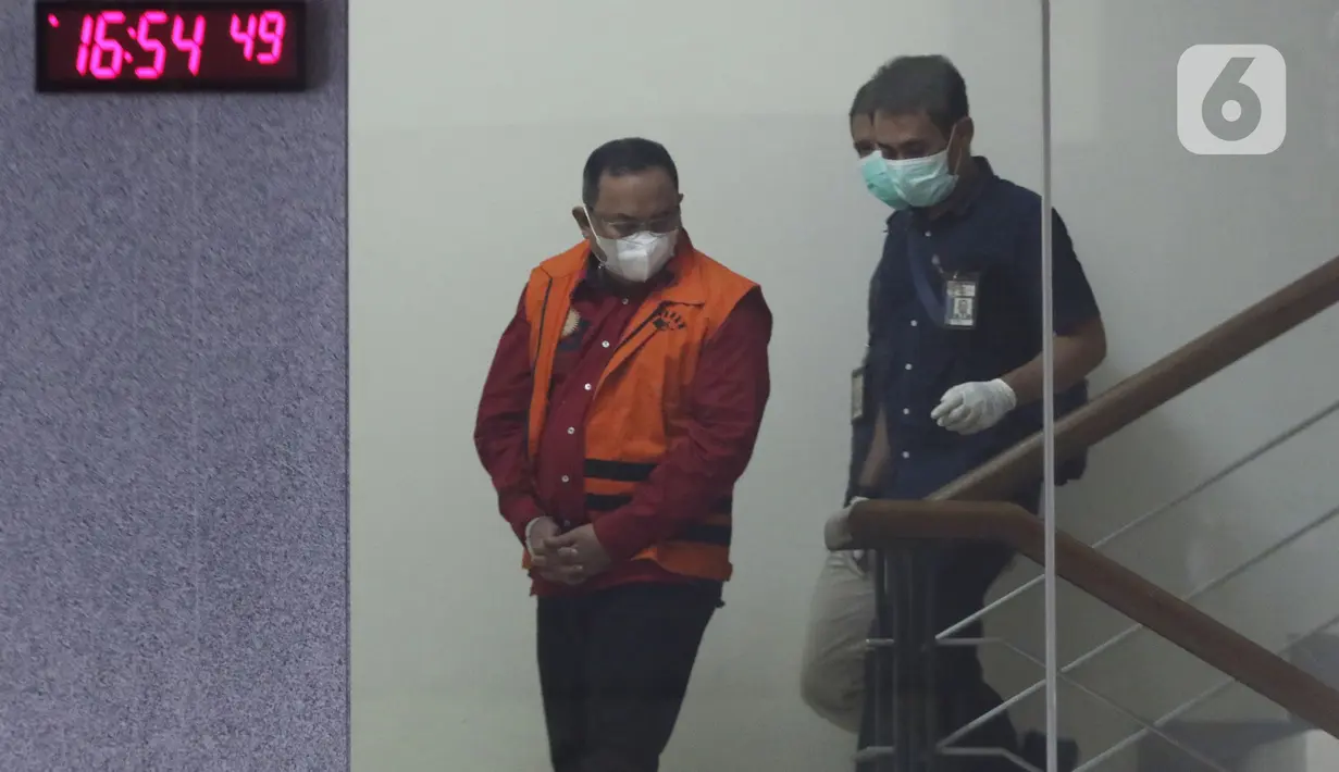Bupati Musi Banyuasin periode 2017-2022, Dodi Reza Alex Nurdin (tengah) digiring petugas sesaat sebelum rilis penetapan dan penahanan tersangka di Gedung KPK Jakarta, Sabtu (13/10/2021).(Liputan6.com/Helmi Fithriansyah)