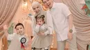 Sebagai tuan rumah, Zaskia Sungkar tampil standout namun tetap selaras dengan tema. Ia memilih vest model tailor yang dipadukan dengan celana longgar berwarna senada. Kemeja putih sebagai inner memberikan kesan rapi, sementara hijab nude menjadi pelengkap sempurna yang menjaga harmoni palet warna busananya. [@zaskiasungkar15].