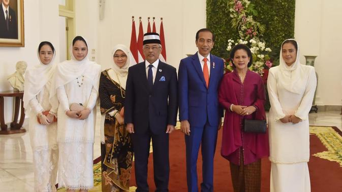 Saat berswafoto, Jokowi sendiri yang memegang handphone salah satu putri Raja untuk berselfie bersama. (Foto: Lizsa Egeham)