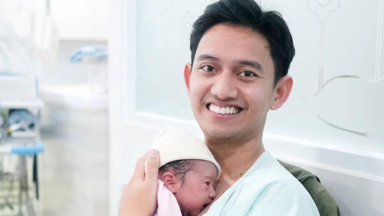 Potret Belva yang sedang menggendong Baby Launa langsung mencuri perhatian netizen. Mereka menuliskan berbagai komentar.<br>