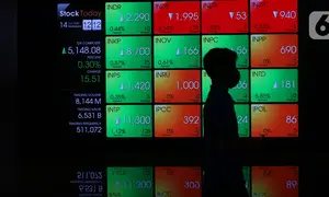 Pekerja melintas di dekat layar digital pergerakan saham di Gedung BEI, Jakarta, Rabu (14/10/2020). Pada prapembukaan perdagangan Rabu (14/10/2020), IHSG naik tipis 2,09 poin atau 0,04 persen ke level 5.134,66. (Liputan6.com/Angga Yuniar)