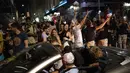 Fans Prancis merayakan kemenangan timnya melawan Jerman setelah pertandingan grup F Euro 2020 di Marseille, Prancis selatan, Selasa (15/6/2021). Prancis menang tipis atas Jerman 1-0 berkat gol bunuh diri bek Jerman, Matt Hummels. (AP Photo/Daniel Cole)