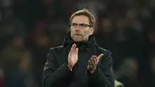 Pelatih Liverpool, Jurgen Klopp, memberikan apresiasi kepada para pendukung timnya setelah laga melawan Augsburg pada leg pertama babak 32 besar Liga Europa, Jumat (19/2/2016) dini hari WIB. (Reuters/Carl Recine)