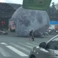 Angin topan yang sungguh hebat memporak-porandakan festival di Cina. Sebuah patung Bulan bahkan jatuh menimpa jalanan. | via: shanghaiist.com