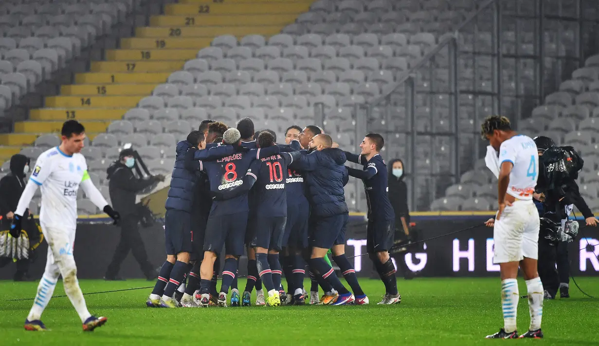 Pemain PSG merayakan kemenangan atas Marseille pada laga Piala Super Prancis di Stade Bollaert-Delelis, Kamis (14/1/2021). PSG menang 2-1 atas Marseille dan berhasil menjadi juara Piala Super Prancis. (AFP/Denis Charlet)