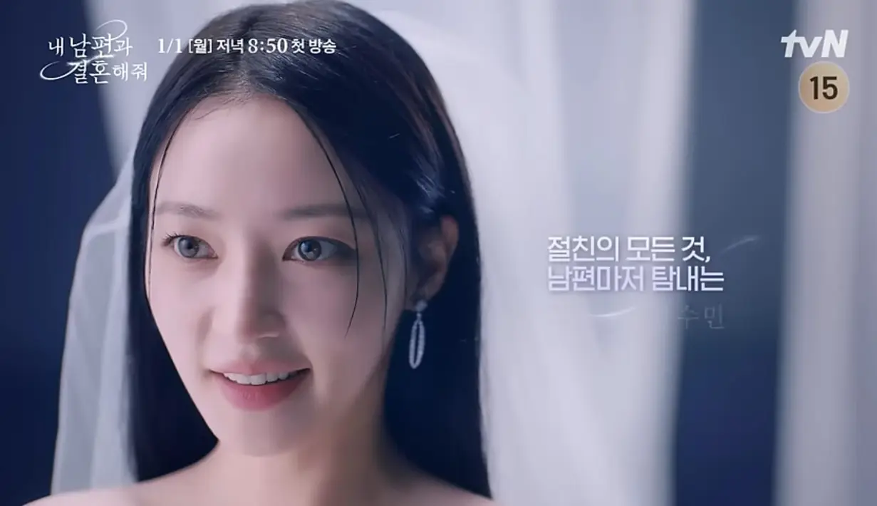 Sama seperti Kang Ji Won, Jung Soo Min juga tampak anggun dengan mamakai gaun pengantin putih lengkap dengan veilnya. (Foto: YouTube/ tvN drama)
