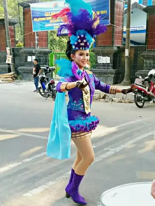 <p>Penampilan Bella Bonita saat menjadi mayoret memandu marching band [Instagram/bellabonita_r.a]</p>