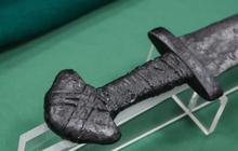 Sedang Berenang di Sungai Kedalaman 1,2 Meter, Pegawai Museum Temukan Pedang Viking dari Abad ke-9