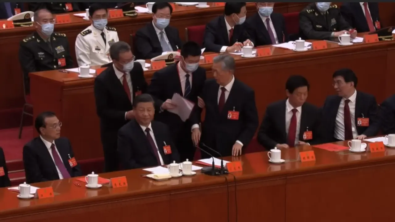 Mantan Presiden China Hu Jintao yang dibawa keluar dari Kongres Partai Komunis China.