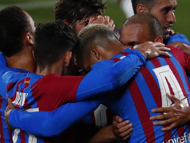 Penyerang Barcelona Martin Braithwaite (kedua kanan) berselebrasi dengan timnya setelah mencetak gol ke gawang Juventus pada pertandingan Joan Gamper Trophy di Estadi Johan Cruyff, Minggu (8/8/2021). Barcelona berhasil menjuarai Trofi Joan Gamper 2021 usai menggilas Juventus 3-0. (AP/Joan Monfort)
