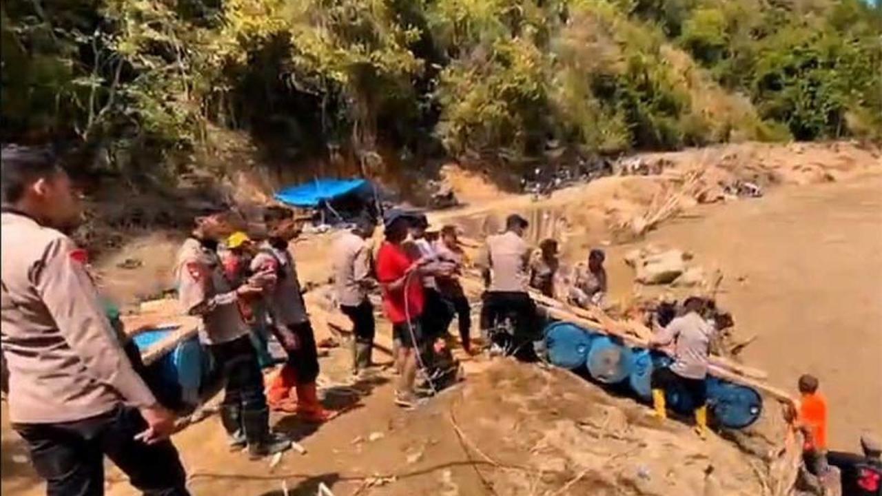 Brimob Polda Aceh Bangun Tujuh Jembatan Darurat, Pulihkan Akses Warga Terisolir Pascabencana
