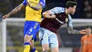 <p>Pemain Southampton Lyanco (kiri) berebut bola udara dengan pemain Burnley Wout Weghorst (kanan) pada pertandingan Liga Inggris di Turf Moor, Burnley, Inggris, 21 April 2022. Burnley menang 2-0. (Oli SCARFF/AFP)</p>