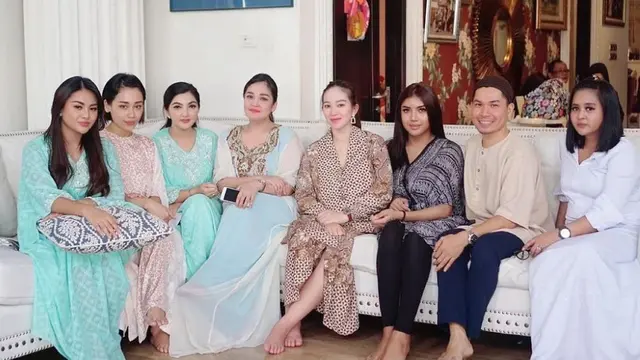 7 Potret Kedekatan Millen Cyrus dengan Aurel Hermansyah yang Sudah Akrab Sejak Dulu