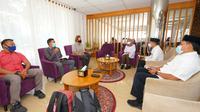 Bupati Banyuwangi Ipuk Fiestiandani (Tengah) saat menggelar pertemuan dengan PSOI membahas persiapan WSL beberapa waktu lalu (Istimewa)