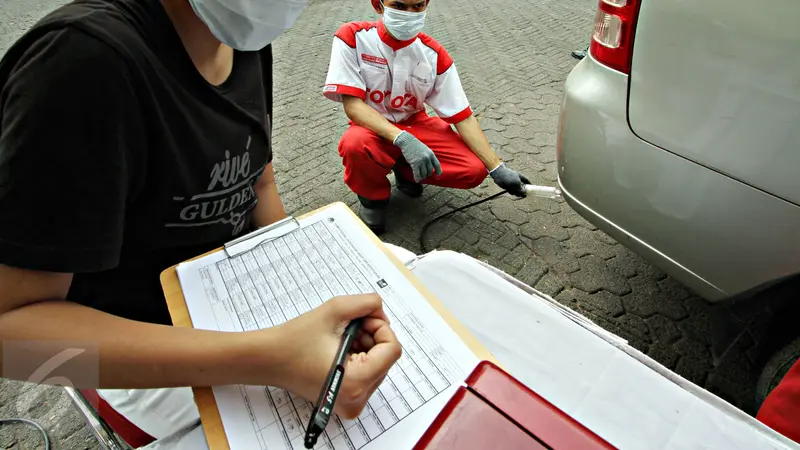 20151006-Antisipasi Pencemaran Asap Kendaraan, Petugas Gelar Uji Emisi Gratis di Jalan Proklamasi-Jakarta