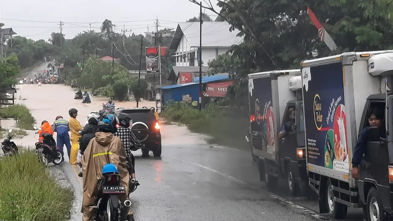 Banjir memutus jalur utama menuju kawasan industri Kariangau Balikpapan Kaltim, Sabtu (28/8/2021).