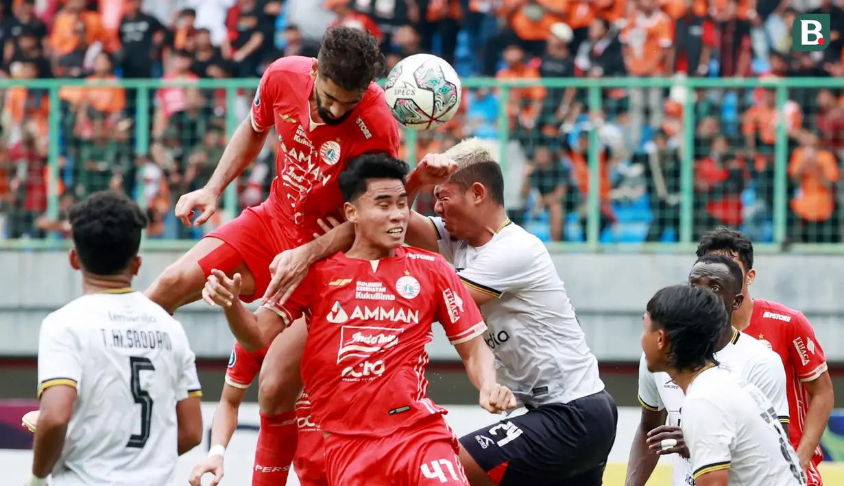 Pemain Persija Jakarta, Abdulla Yusuf Helal (atas) berduel udara dengan pemain Rans Nusantara FC, Muhammad Zamzani pada laga BRI Liga 1 di Stadion Patriot Candrabhaga, Bekasi, Jumat (3/2/2023). Macan Kemayoran menang dengan skor 3-1. (Bola.com/M Iqbal Ichsan)