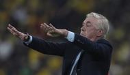 Carlo Ancelotti, pelatih Brasil, terlihat sedang memberikan instruksi kepada para pemainnya di tengah laga Kualifikasi Piala Dunia 2026 kontra Ekuador di stadion Banco Pichincha di Guayaquil, Ekuador, Kamis, 5 Juni 2025. (AP Photo/Dolores Ochoa)