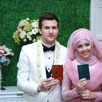 Khidmat dan sakralnya suasana akad nikah Risty Tagor dan Stuart Collin (M. Akrom Sukarya/Bintang.com)