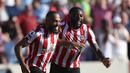 Penyerang Brentford, Bryan Mbeumo berselebrasi dengan rekannya Josh Dasilva setelah mencetak gol ke gawang Manchester United pada pertandingan lanjutan Liga Inggris di Gtech Community Stadium di London, Sabtu (13/8/2022). Brentford menang telak atas MU 4-0. (AP Photo /Ian Walton)